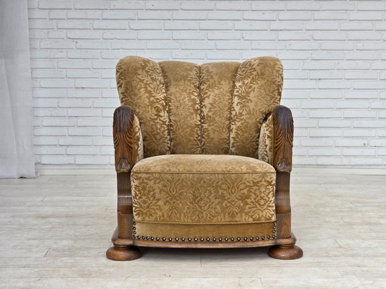 Image 1 of Deense relaxfauteuil uit de jaren 50, bekleed met velours en gesneden eikenhout.