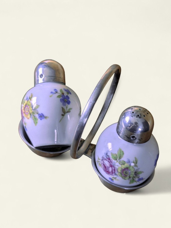 Image 1 of Set di saliere e pepiere vintage | anni '60 in ceramica e metallo | decoro floreale con supporto