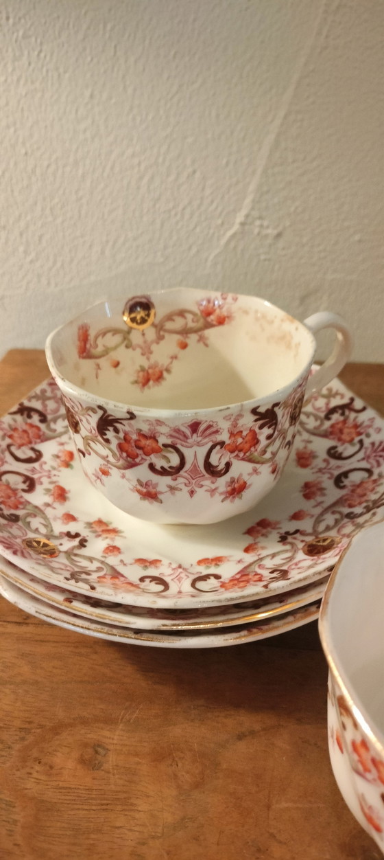 Image 1 of Tres tazas y platillos británicos de la colección de 1893-1894, octogonales, estilo Reina Ana.