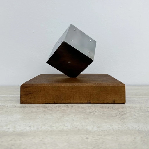 Escultura de dados de metal Mid-century con base de madera, años 70