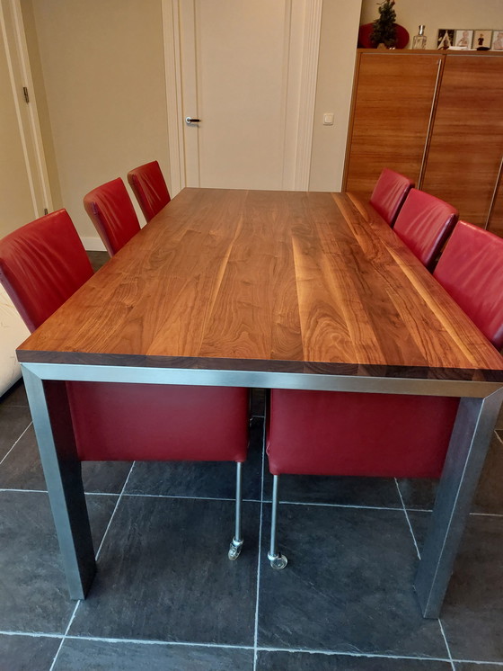 Image 1 of Tavolo in noce massello con 6 sedie abbinate di Bert Plantagie