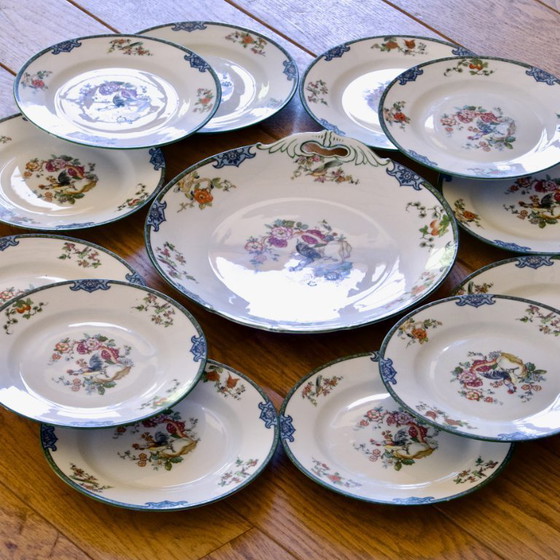 Image 1 of Vintage porseleinen servies uit de jaren 30, versierd met vogels, vlinders en een haan