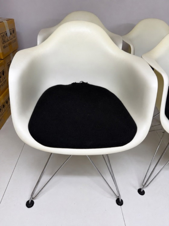 6x Vitra Eames Stühle – Esszimmerstühle, rvs, Plastic (photo 4 of 9)