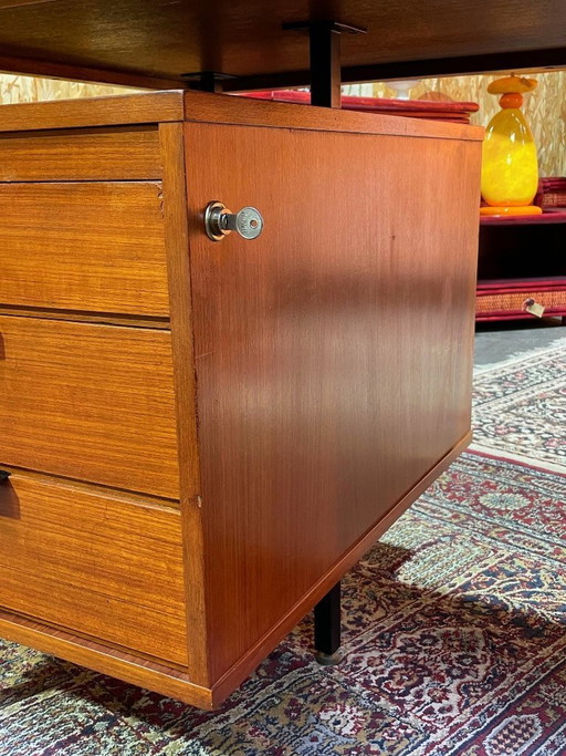 Escritorio antiguo de Jacques Hitier, década de 1960.