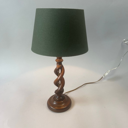 Lampe - Klassisch - Getorste offen gestaltete Holzlampenbasis mit armeegrüner Leinenkappe