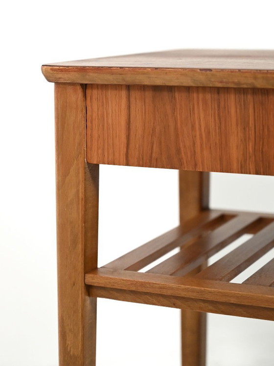 Image 1 of Mesita de noche escandinava con estante de listones