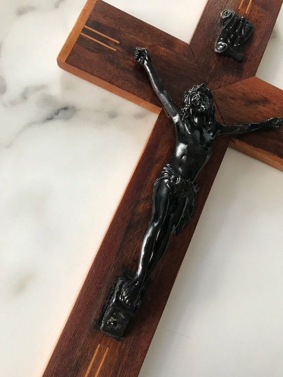 Image 1 of Crocifisso in legno intarsiato d'epoca, Cristo nero