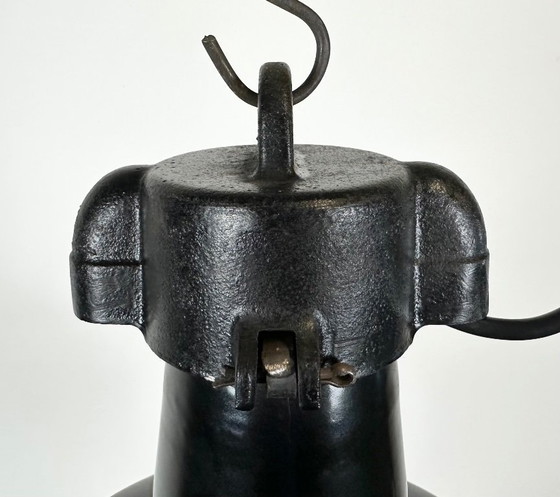 Image 1 of Industrielle Fabriklampe aus schwarzem Emaille mit gusseisernem Aufsatz, 1960er Jahre