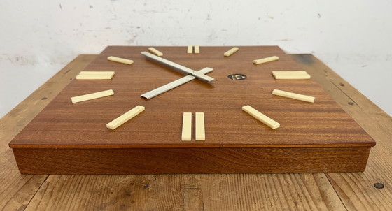 Image 1 of Orologio da parete vintage in legno marrone di Pragotron, anni '80