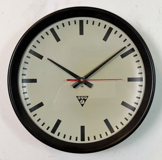 Image 1 of Horloge murale industrielle en bakélite brune de Pragotron, années 1960