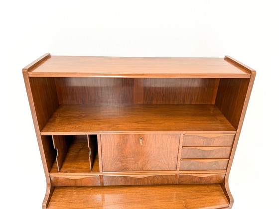 Image 1 of Erling Torvits Notenhouten secretaire met golvend front, Denemarken, jaren 60