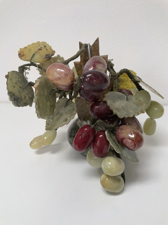 Image 1 of Wijnrank met bladeren en druiven in steen en bewerkte jade, China, midden 20e eeuw