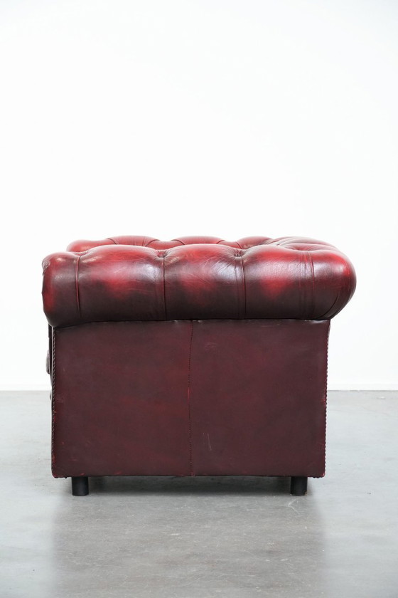 Image 1 of Chesterfield-Club-Sessel aus rotem englischem Rindsleder mit Ziernieten