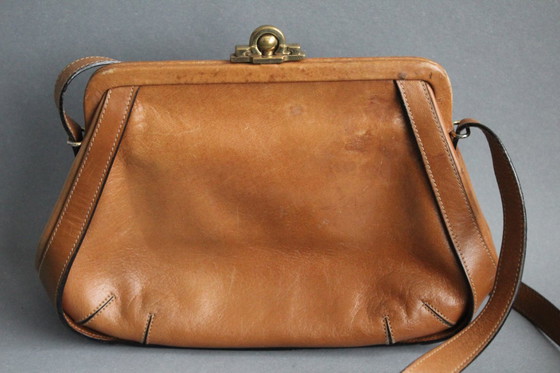 Image 1 of Borsa vintage Etienne Aigner in vera pelle marrone chiaro con chiusura decorativa.