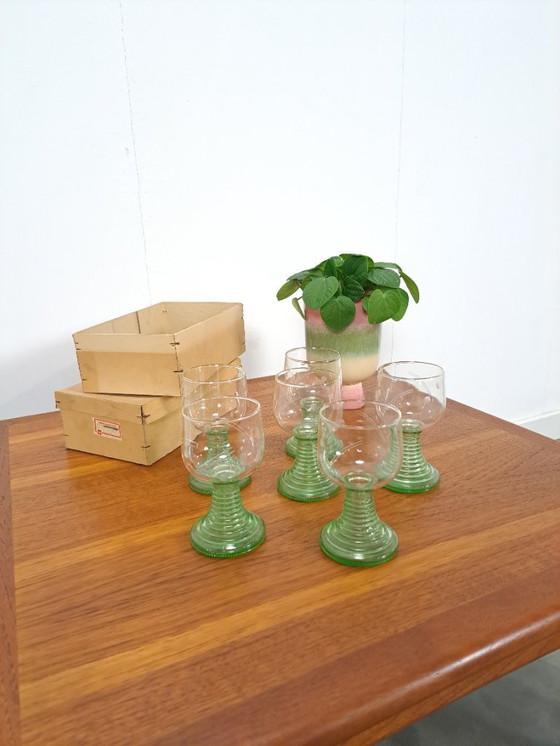 Image 1 of Ensemble de 6 verres à vin côtelés VEB à base verte