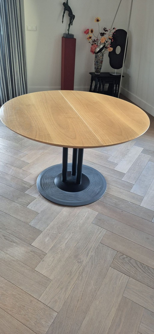 Leolux Trias dining table