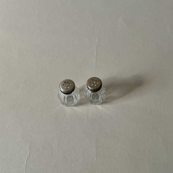 Image 1 of Paar oude Christofle zilveren en glazen Perles salerons