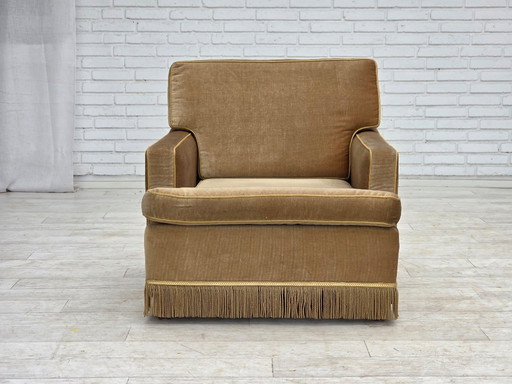 Deense fauteuil uit de jaren 70, bekleed met honinggeel meubelvelours.