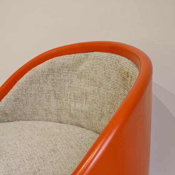 Image 1 of Chaise design fabriquée à partir d'une cabine téléphonique