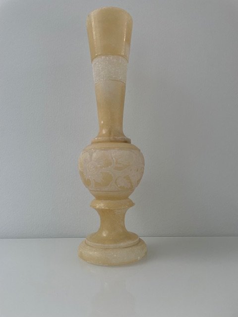 Image 1 of Vaso vintage da 32 cm in alabastro con fasce decorative e motivi floreali