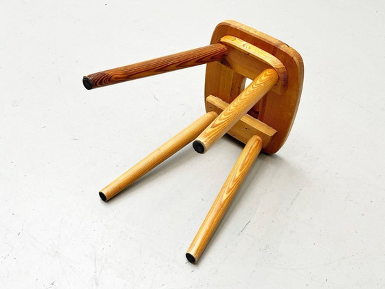 Image 1 of Zwitserse houten vierpootkruk gemaakt van dennenhout