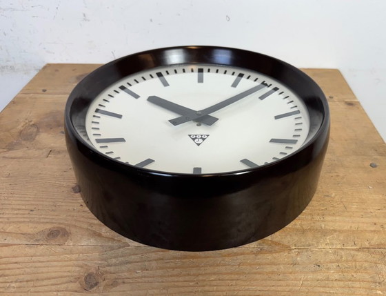 Image 1 of Reloj de pared industrial de baquelita de Pragotron, década de 1960