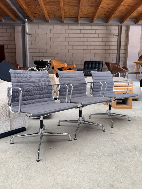 Vitra Eames EA108, Charles y Ray Eames (stock: 7) – Sillas de conferencia, Textil, Aluminio (photo 2 of 23)