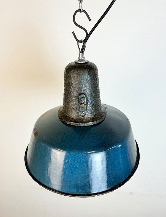 Image 1 of Lampe industrielle en émail bleu avec abat-jour en fonte, années 1960