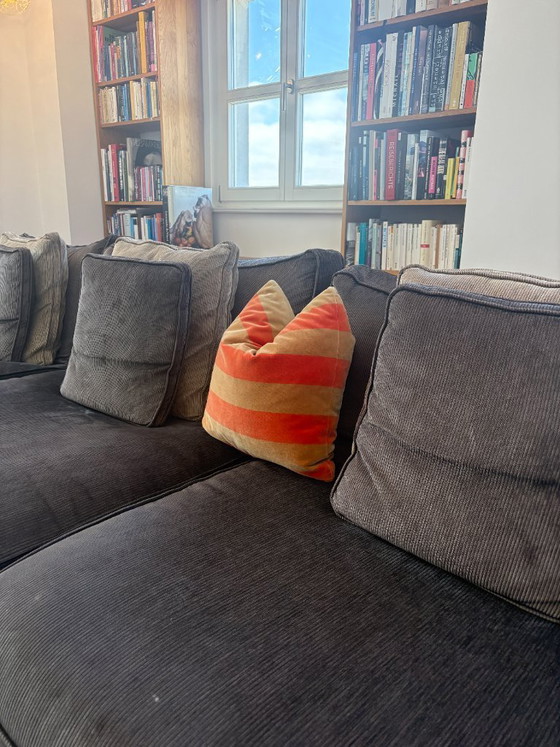 Image 1 of Canapé Roche Bobois Long Island, confortable et élégant, avec revêtement en velours côtelé gris foncé