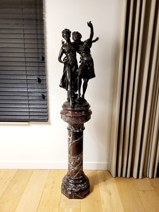 Belle statue en bronze d'Auguste Moreau sur un socle en marbre