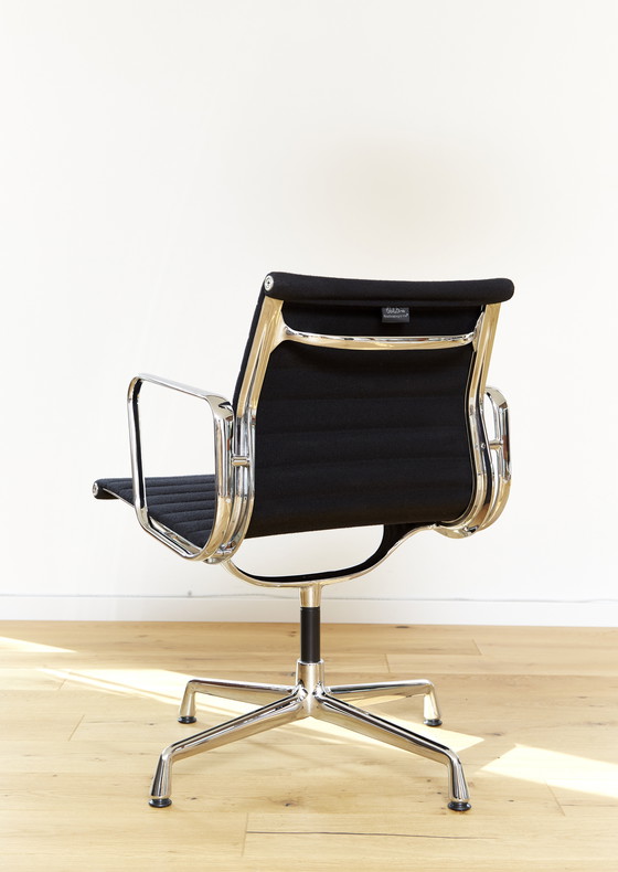 Image 1 of Silla Charles &amp; Ray Eames Aluminium Group EA 108 para Vitra