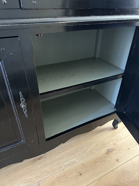 Image 1 of Zwarte vitrinekast met glazen deuren en opbergruimte 