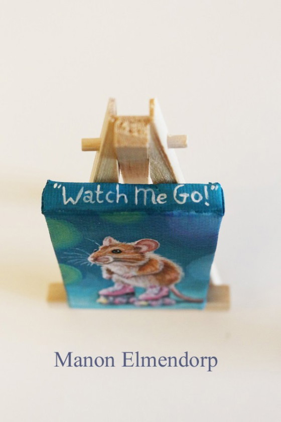 Image 1 of Einzigartiges handgemaltes Miniaturgemälde einer Maus auf Rollschuhen