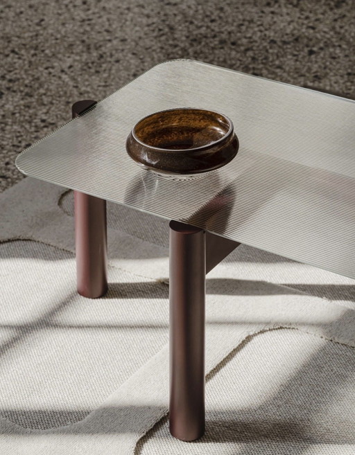 KOB Table Noo.ma, Wine Red, Ribbed Glass, Wooden Base