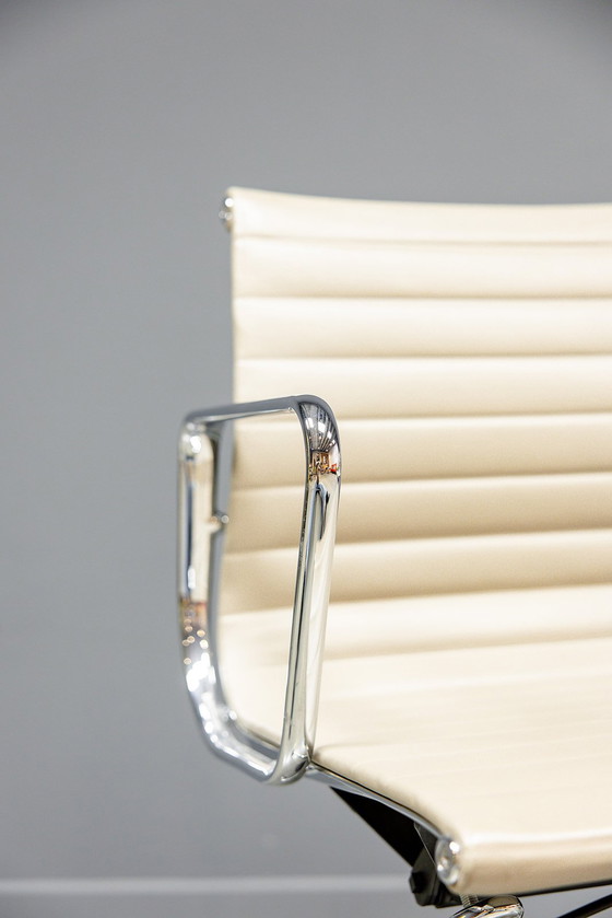 Image 1 of Silla de oficina Eames EA117, 6x