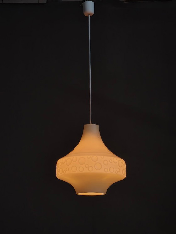Image 1 of Lámpara colgante de vidrio opalino checoslovaco con relieve de burbujas, década de 1970
