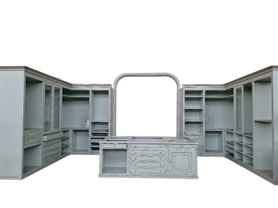 Image 1 of Vestidor clásico abierto en azul claro/gris perla con isla central multifuncional.