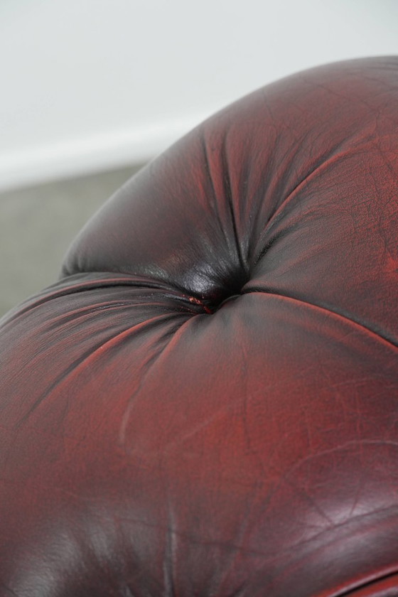 Image 1 of Rode rundleren chesterfield buttonseat fauteuil