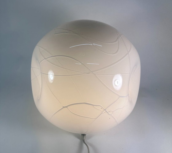 Image 1 of Vandeheg tafellamp – wit opaalglas met aders – Ø 30 cm – modern design