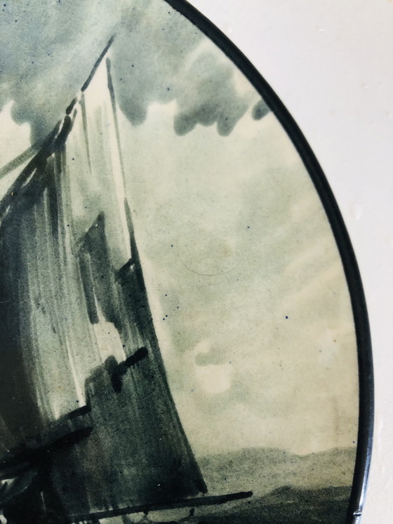Image 1 of Plat en céramique au décor de marine en grisaille à main levée 