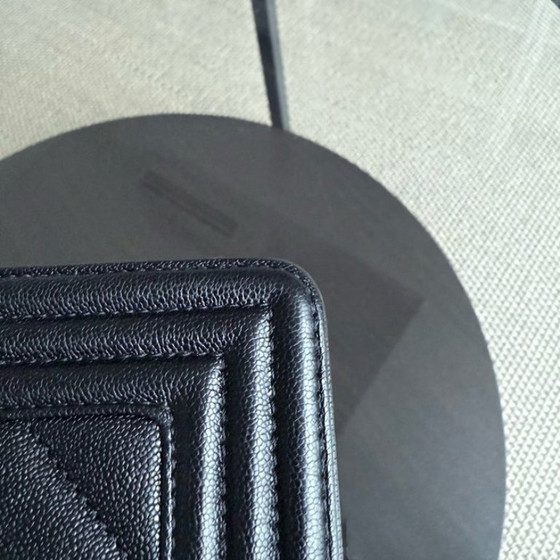 Image 1 of Chanel Boy Medium - Caviar 25CM generfd kalfsleer met chevronpatroon in zwart met gouden hardware