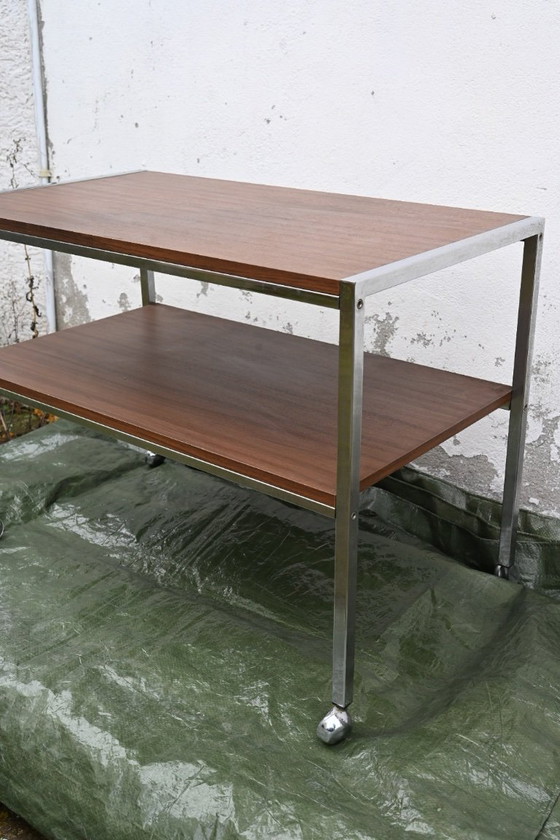 Image 1 of Tavolino laterale vintage anni '60 con ruote - Cromato e legno impiallacciato in teak