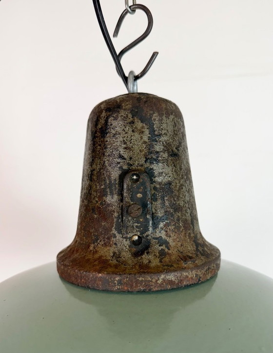 Image 1 of Industriële fabriekslamp van petroleum-email met gietijzeren bovenkant, jaren 60