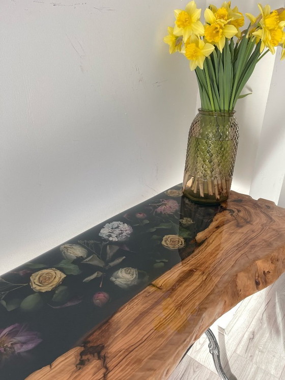 Image 1 of Tavolo unico realizzato in resina epossidica