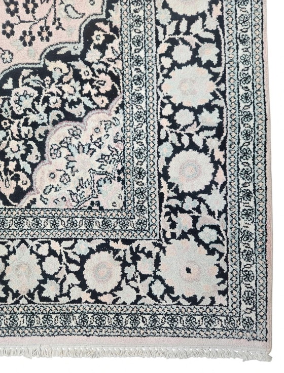 Image 1 of Handgeknüpfter orientalischer Seidenteppich aus Kaschmir, rosa Medaillonmuster, 177 x 280 cm