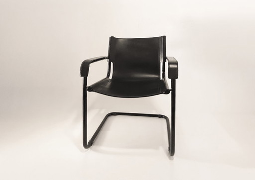 4 Bauhaus-inspirierte Leder-Freischwinger - schwarzes Stahlgestell