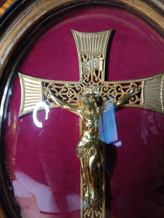 Antikes religiöses Kruzifix aus dem 19. Jahrhundert unter Wölbglas - Messing und Samt - 40cm – Bildhauerei (photo 3 of 6)
