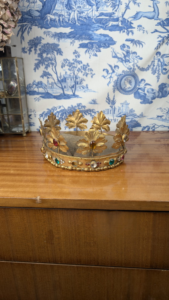 Image 1 of Grande Corona della Vergine in ottone dorato e cabochon in vetro colorato del XIX secolo