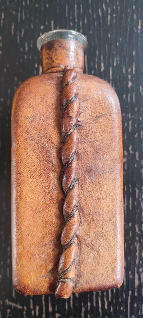 Image 1 of Antieke karaf omwikkeld met leer