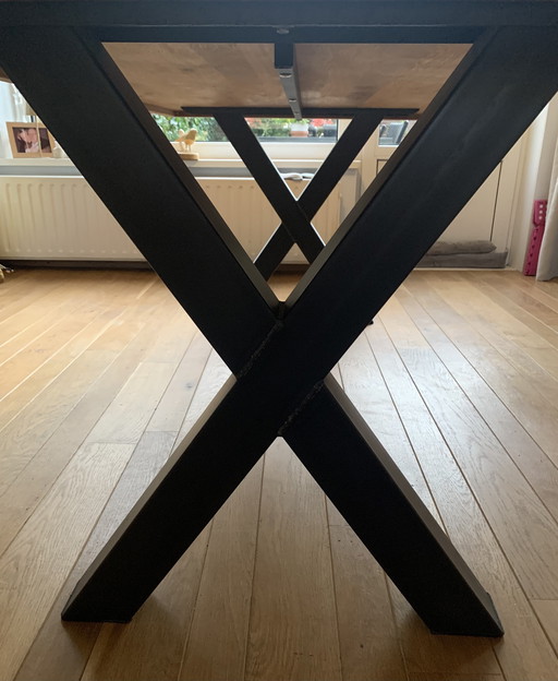 Tree trunk table with black X-legs – stylish and robust